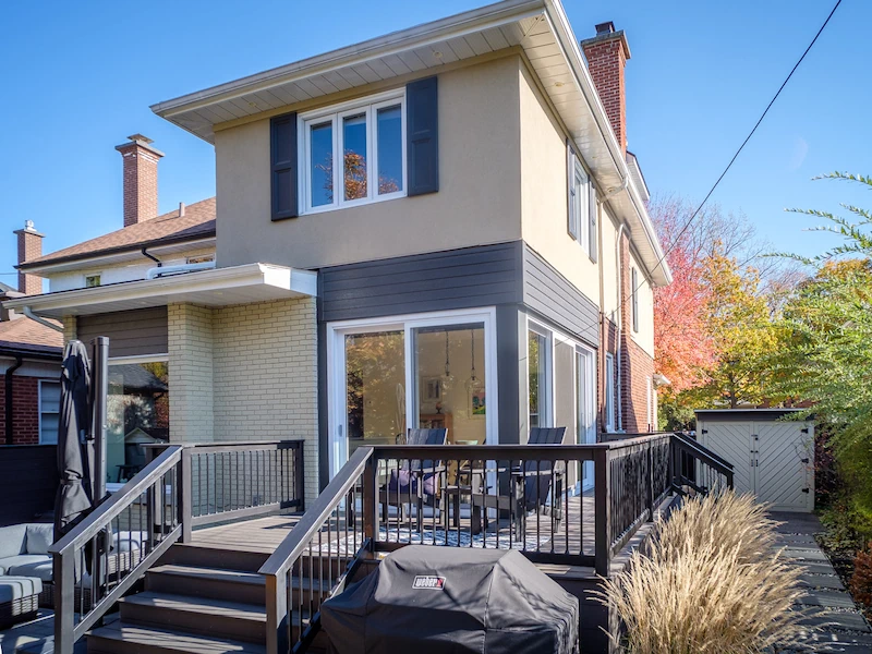 Photo d'un agrandissement et d'une terrasse